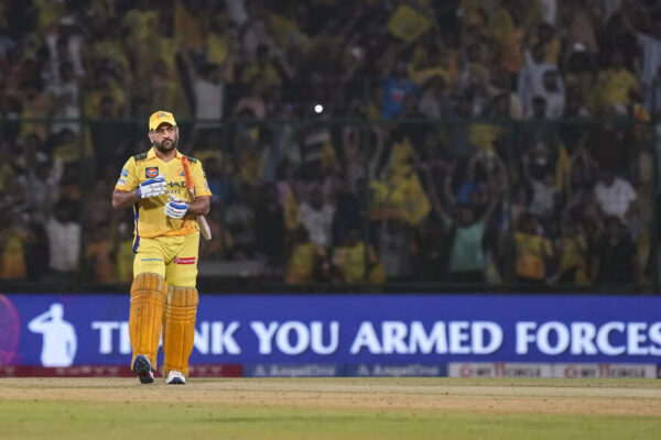 एमएस धोनी क्रूरता से भुना हुआ क्योंकि नेटिज़ेंस सीएसके स्लम्प के बाद आईपीएल रिटायरमेंट के लिए पूछते हैं क्रिकेट समाचार