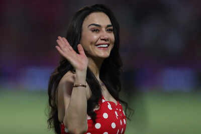 PRIETY Zinta की उपस्थिति ने पंजाब किंग्स इंच के रूप में इंटरनेट को आग पर सेट किया, जो कि IPL 2025 प्लेऑफ के करीब है क्रिकेट समाचार