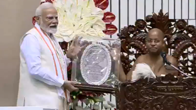 ‘विनम्रतापूर्वक इसे प्रसाद के रूप में स्वीकार करें’: पीएम मोदी को जैन सेंट विडयानंद की शताब्दी पर ‘धर्म चक्रवर्ती’ के रूप में सम्मानित किया गया। भारत समाचार