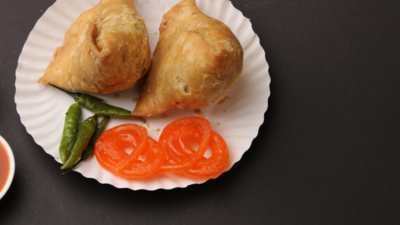 समोसे के लिए कोई स्वास्थ्य चेतावनी, जलेबिस: पीआईबी इश्यूज़ स्टेटमेंट; कॉल का दावा नकली | भारत समाचार