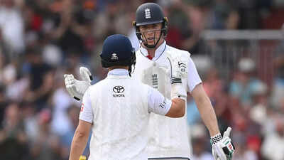 Ind बनाम Eng 4th टेस्ट: वेवर्ड इंडियन बॉलिंग इंग्लैंड को फस्टर करने की अनुमति देता है; स्टंप्स पर 225/2 तक पहुंचें | क्रिकेट समाचार