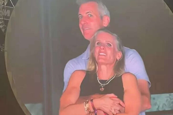 कोल्डप्ले कॉन्सर्ट ‘किस कैम’ विवाद: एस्ट्रोनॉमर के सीईओ एंडी बायरन के बाद, एचआर हेड क्रिस्टिन कैबोट भी इस्तीफा दे देता है- क्यों कार्यस्थल रोमांस आम हैं |