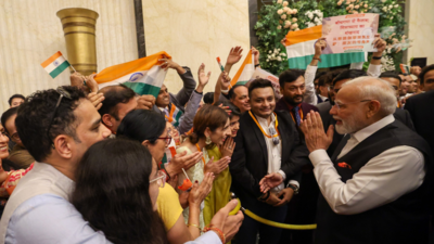 चीन में ‘वंदे मतरम’: पीएम मोदी का तियानजिन में गर्मजोशी से स्वागत है; रेड कार्पेट, नारे और सितार ने अपने आगमन को चिह्नित किया | भारत समाचार