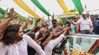 वोट अधीकर यात्रा: राहुल गांधी का काफिला ‘क्रश’ कॉप – वॉच | भारत समाचार