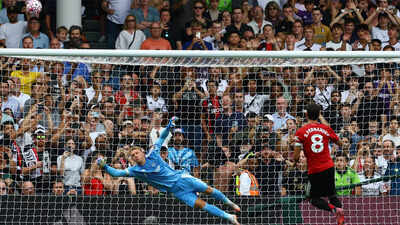 वॉच: ब्रूनो फर्नांडीस रेफरी में ठोकर खाता है, मैन यूनाइटेड स्क्वैंडर चांस बनाम फुलहम के रूप में पेनल्टी पर ब्लेज़। फुटबॉल समाचार