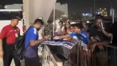 ‘लोकल बॉय!’: सूर्यकुमार यादव ने दुबई में भीड़ के मंत्र ‘सैमसन, सैमसन’ के रूप में चुटकी ली – वॉच | क्रिकेट समाचार