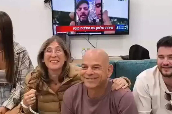 आनंदमय पुनर्मिलन: 7 बंधक हमास की कैद से लौटे; इजरायली परिवार खुशी के पल साझा करते हैं