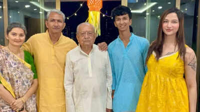 3 लाख और गिनती! अपने परिवर्तन के बाद पहली बार, अनाया और उसके पिता संजय बांगर एक साथ नज़र आए; तस्वीर वायरल | मैदान से बाहर समाचार