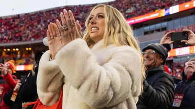 ब्रिटनी महोम्स ने चीफ्स के प्रशंसकों को चौंका दिया क्योंकि खेल के दिन के उनके पहनावे में छिपा विवरण खेल के बाद प्रकट होने के बाद वायरल हो गया | एनएफएल न्यूज़