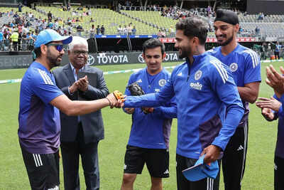 वनडे डेब्यू करने वाले नितीश रेड्डी के लिए रोहित शर्मा का दिल छू लेने वाला भाषण वायरल – देखें | क्रिकेट समाचार