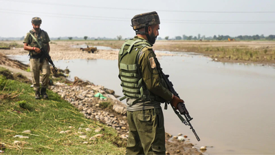 जम्मू और कश्मीर: पाकिस्तानी ड्रोन बॉर्डर गांव के पास स्पॉटेड; कंघी ऑपरेशन पर | भारत समाचार