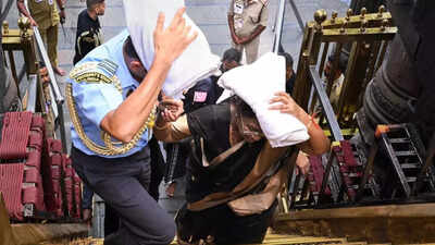 ऐतिहासिक यात्रा: राष्ट्रपति मुर्मू सबरीमाला में पूजा करने वाली पहली महिला राष्ट्र प्रमुख बनीं- तस्वीरें और वीडियो देखें | भारत समाचार